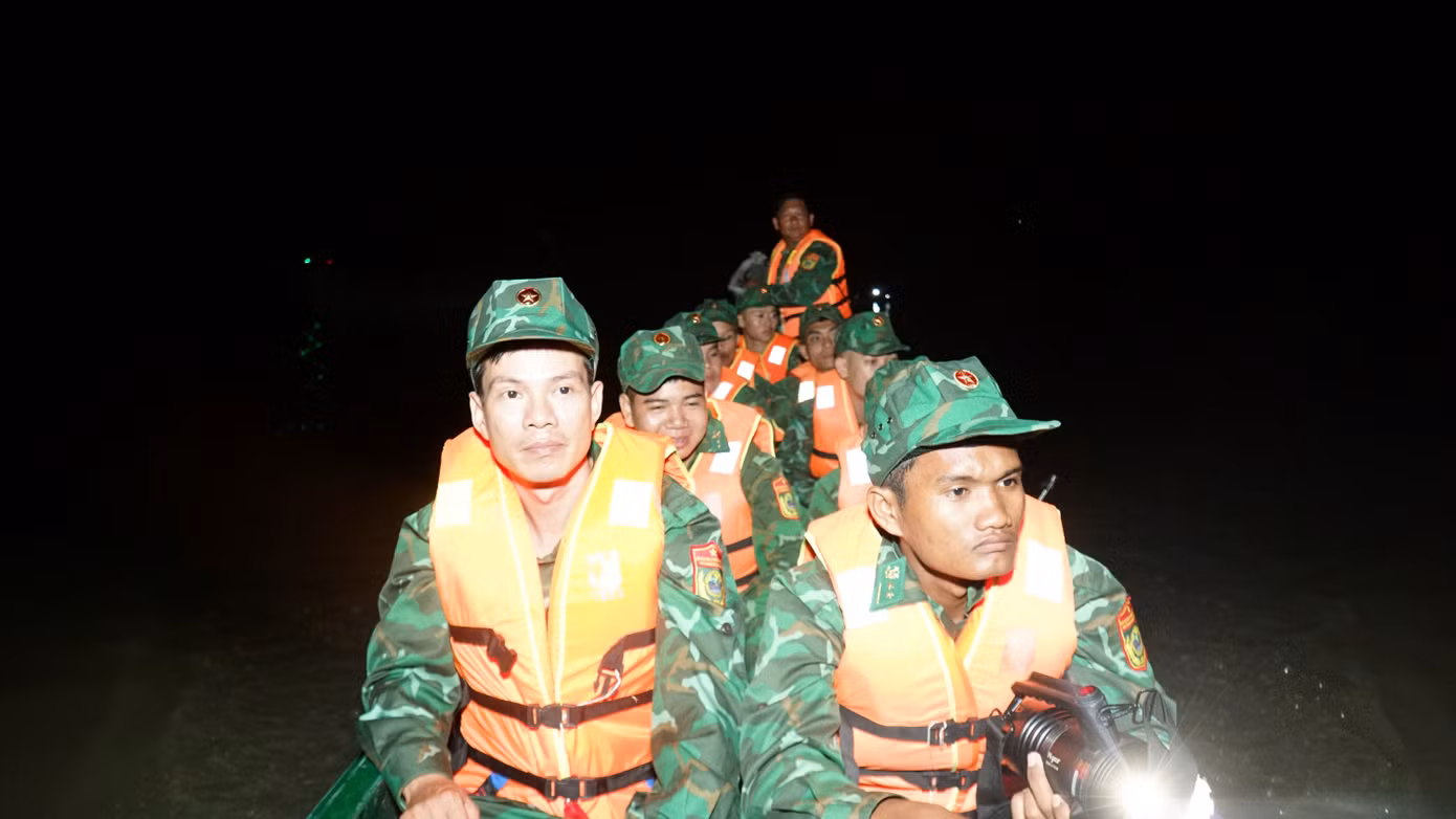 Các đối tượng lợi dụng việc đi lại qua các đường mòn, lối mở, kênh rạch, sông biên giới thuận tiện, ban đêm để buôn lậu, gian lận thương mại, mua bán, vận chuyển trái phép các mặt hàng chủ yếu: thuốc lá điếu, đường cát, hàng mỹ phẩm, vàng, ngoại tệ, hàng tạp hóa... từ Campuchia vào Việt Nam. Ảnh: Hòa Hội