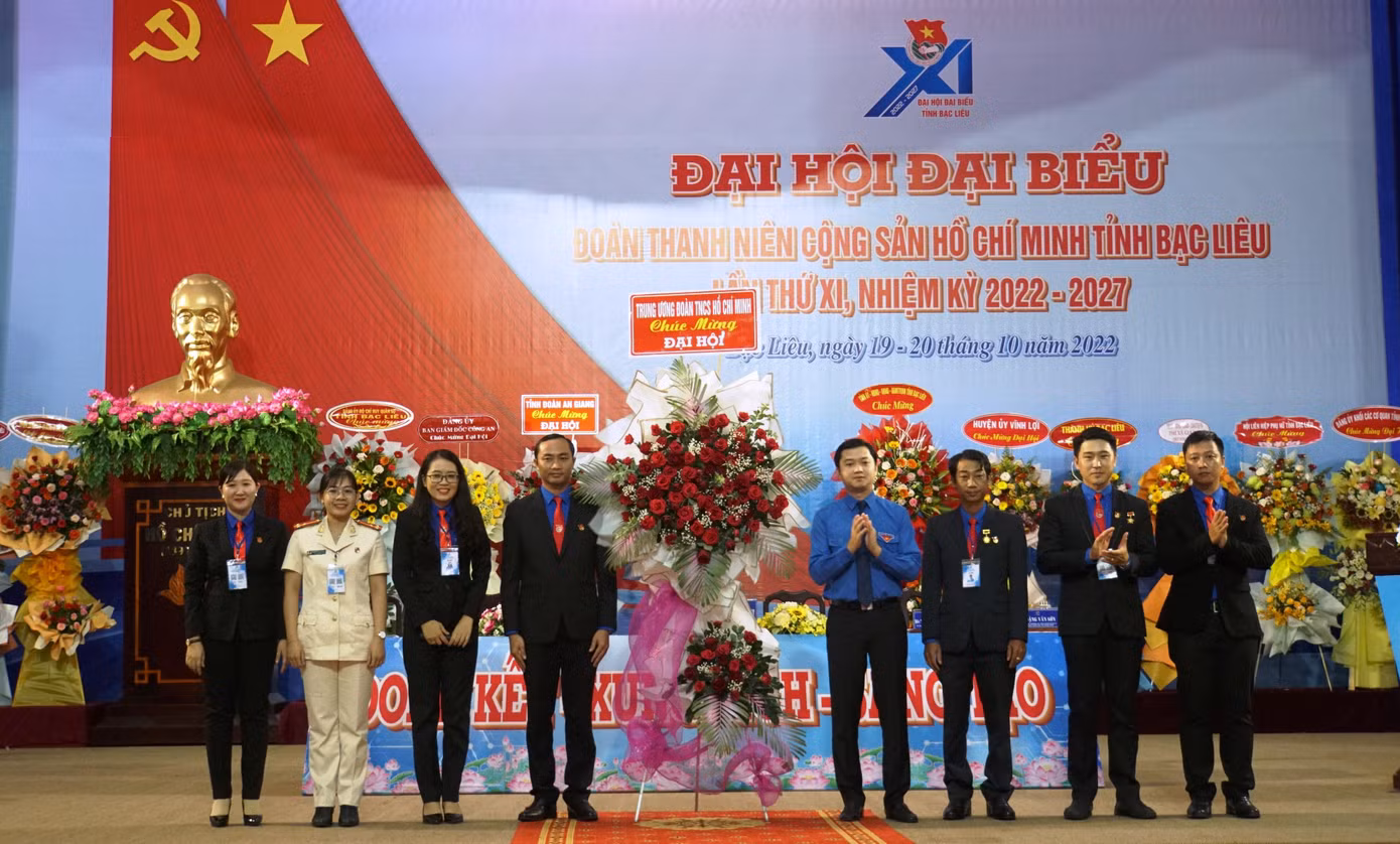 Anh Nguyễn Minh Triết tặng hoa chúc mừng Đại hội Anh Nguyễn Minh Triết tặng hoa chúc mừng Đại hội