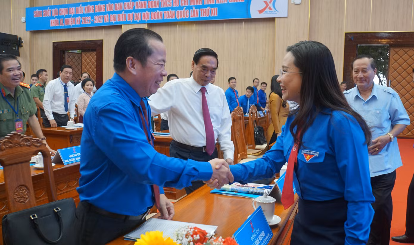 Chị Nguyễn Phạm Duy Trang chào lãnh đạo tỉnh Kiên Giang. Ảnh: Hòa Hội Chị Nguyễn Phạm Duy Trang chào lãnh đạo tỉnh Kiên Giang. Ảnh: Hòa Hội