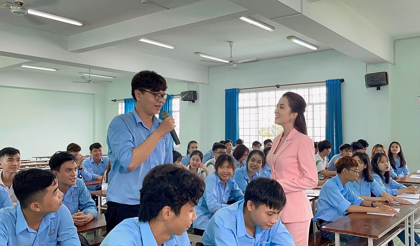 Hoa khôi - Giảng viên Huỳnh Thúy Vi trên giờ lên lớp tại trường đại học Tây Đô Hoa khôi - Giảng viên Huỳnh Thúy Vi trên giờ lên lớp tại trường đại học Tây Đô