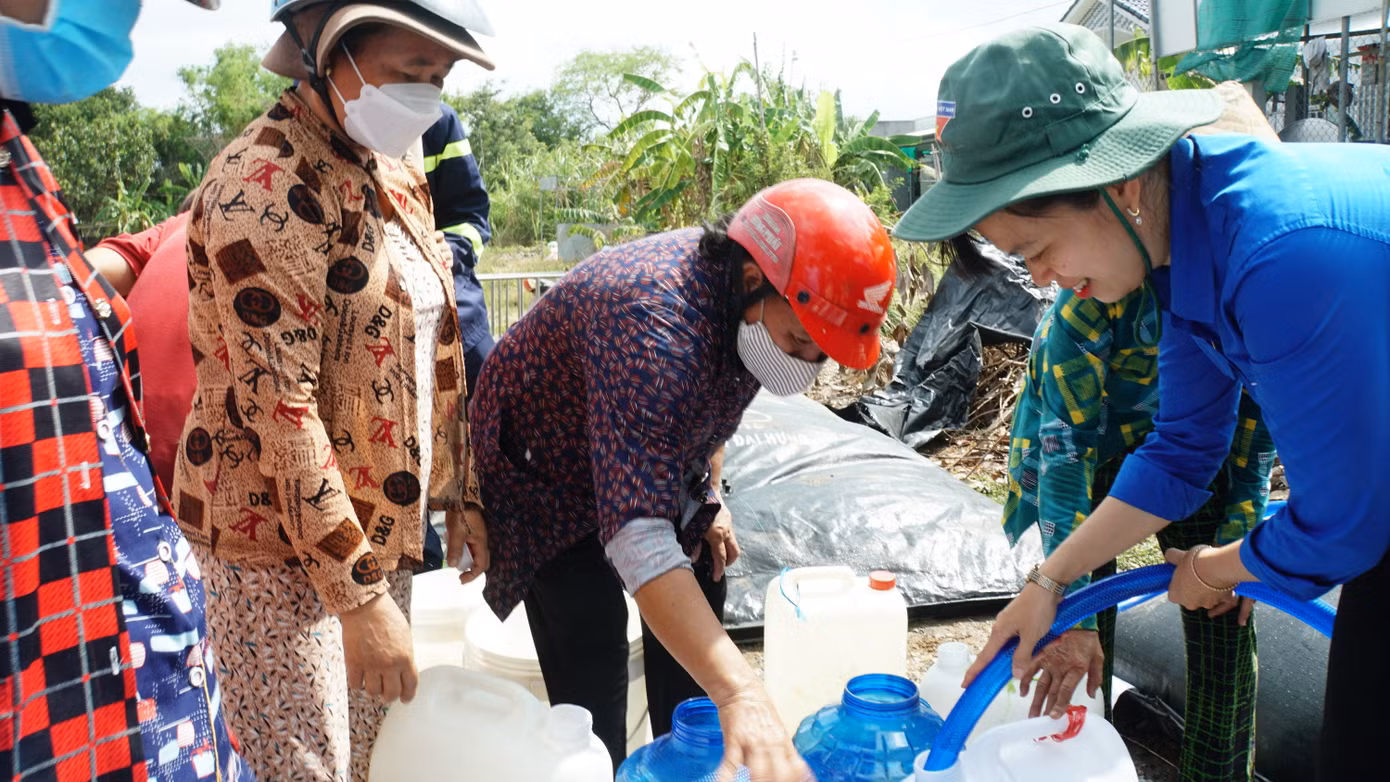 Đoàn viên thanh niên Bến Tre hỗ trợ nước ngọt cho bà con mùa hạn mặn 2024. Ảnh: Hòa Hội Đoàn viên thanh niên Bến Tre hỗ trợ nước ngọt cho bà con mùa hạn mặn 2024. Ảnh: Hòa Hội