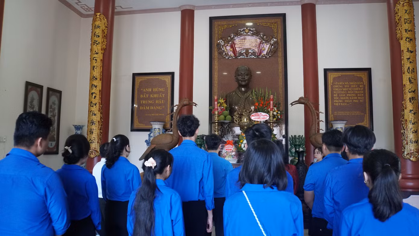 Đoàn viên thanh niên huyện Giồng Trôm dâng hương nữ tướng Nguyễn Thị Định. Đoàn viên thanh niên huyện Giồng Trôm dâng hương nữ tướng Nguyễn Thị Định.