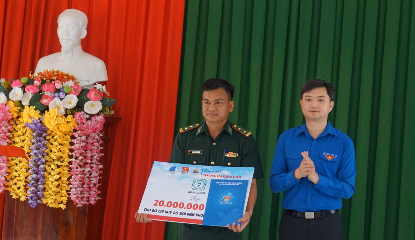 Anh Nguyễn Minh Triết tặng quà cho đồn biên phòng Phú Mỹ. Ảnh: Hòa Bình
