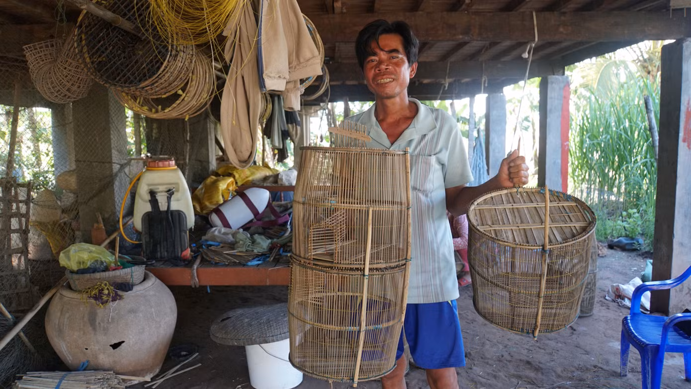 Người dân mang lọp đi đặt ngoài đồng. Ảnh: Hòa Hội. Người dân mang lọp đi đặt ngoài đồng. Ảnh: Hòa Hội.
