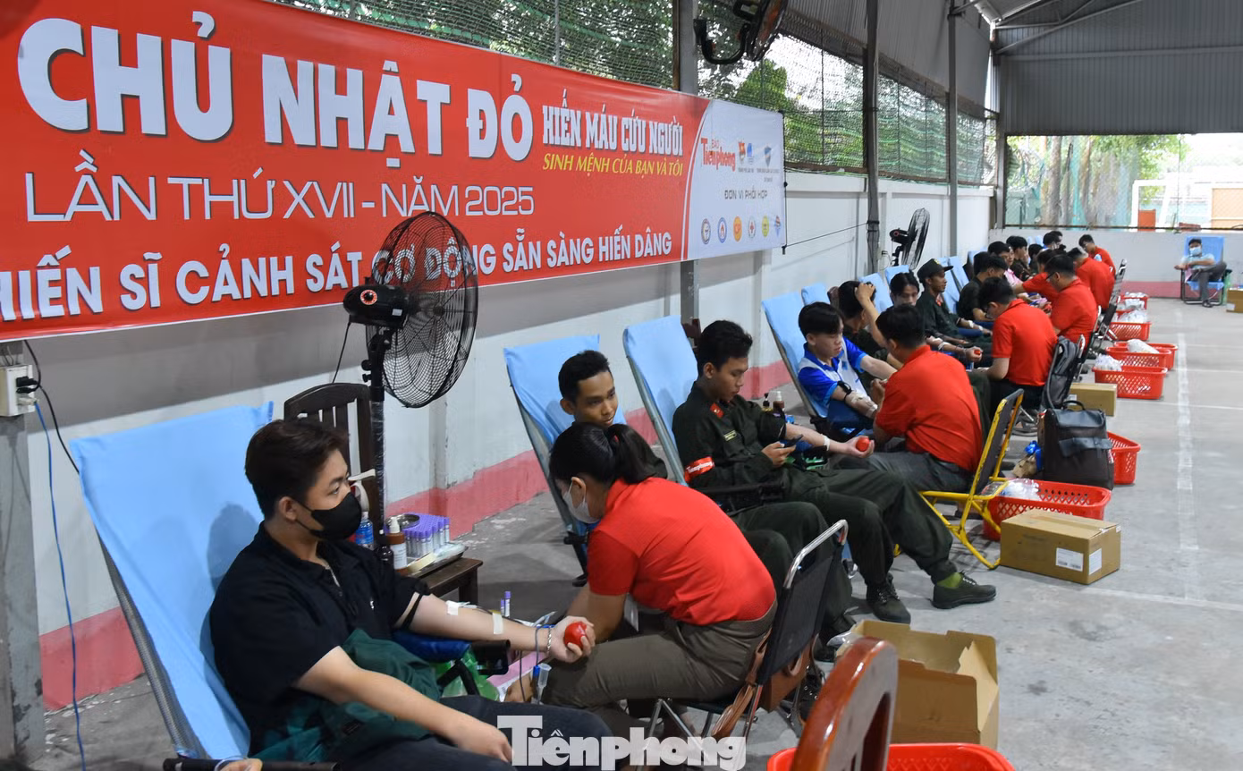 Quang cảnh chiến sĩ, bạn trẻ hiến máu tình nguyện. Ảnh: Hòa Hội Quang cảnh chiến sĩ, bạn trẻ hiến máu tình nguyện. Ảnh: Hòa Hội