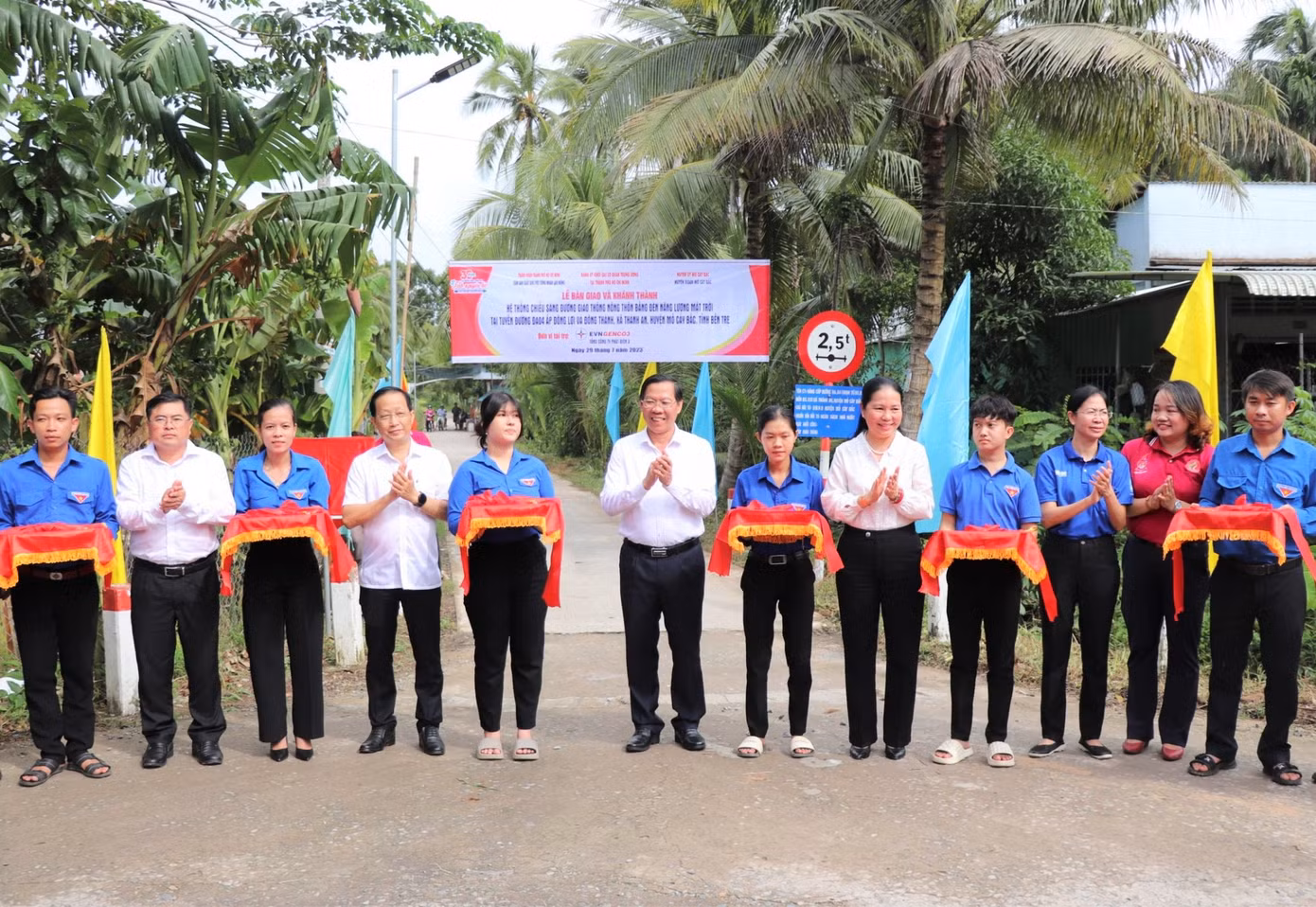 Khánh thành công trình lắp đặt hệ thống chiếu sáng tuyến đường giao thông nông thôn tại Bến Tre. Ảnh: TĐ BT