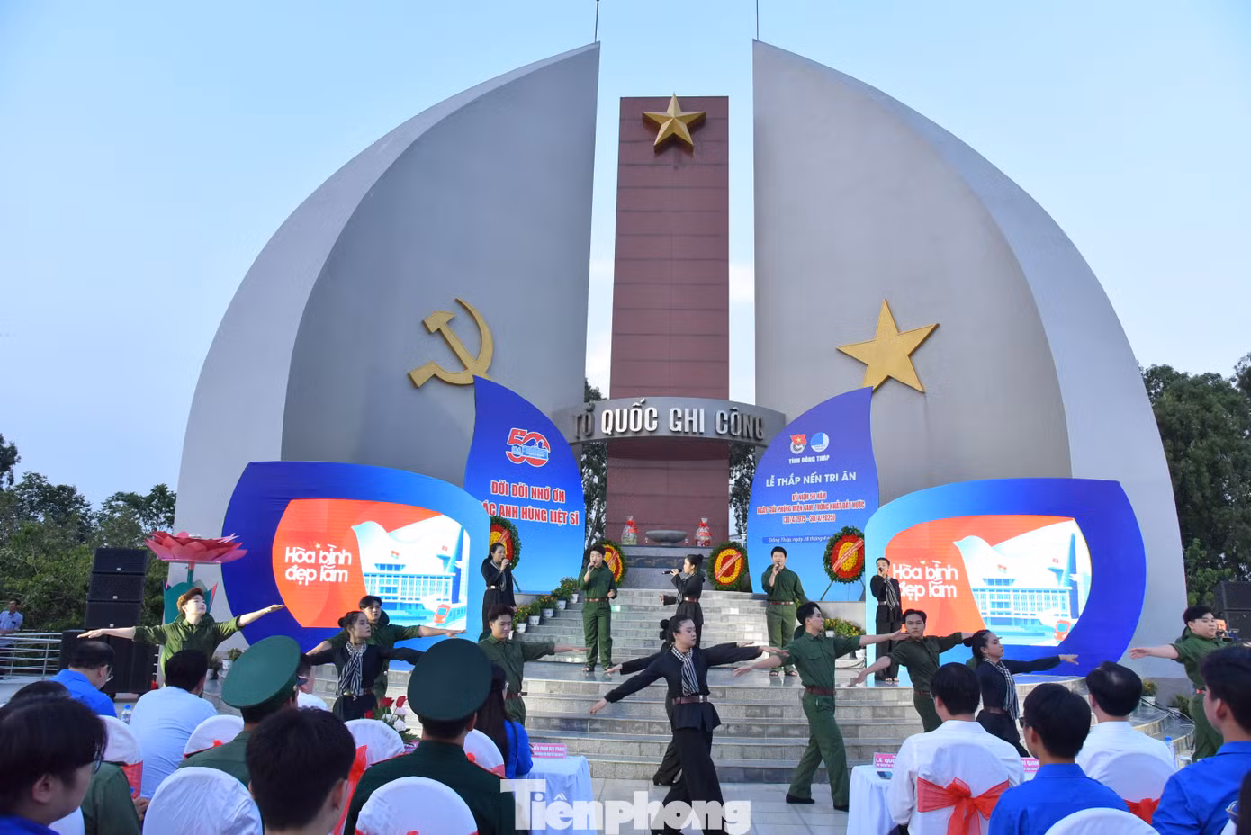 Văn nghệ mở màn chương trình. Ảnh: Hòa Hội