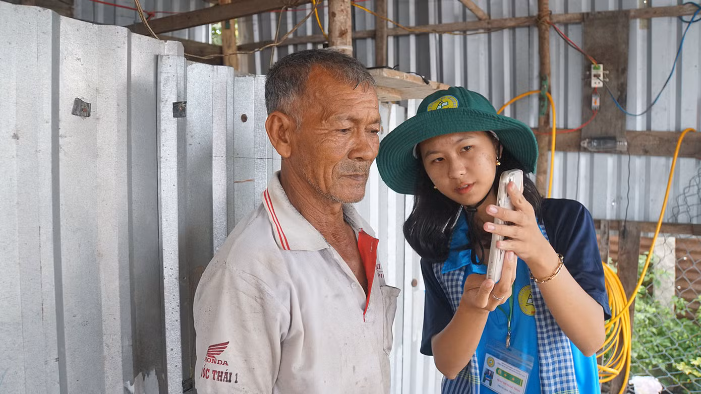 Chiến sĩ tình nguyện trường đại học An Giang hỗ trợ người dân cài đặt ứng dụng VNeID. Ảnh: Hòa Hội. Chiến sĩ tình nguyện trường đại học An Giang hỗ trợ người dân cài đặt ứng dụng VNeID. Ảnh: Hòa Hội.