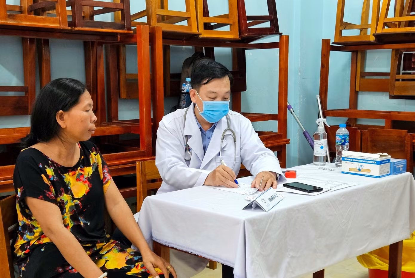Khám bệnh cho người dân.