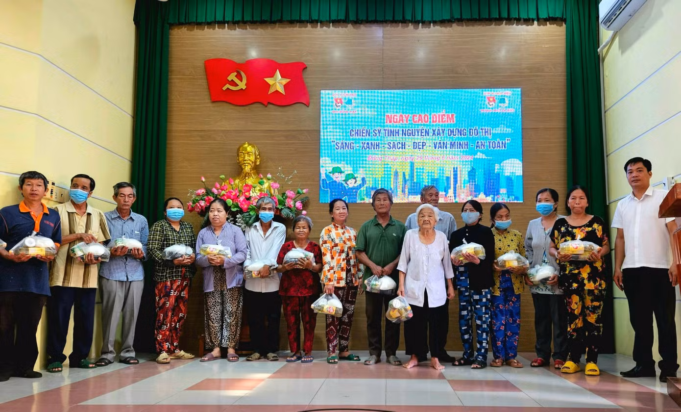 Tặng quà cho bà con
