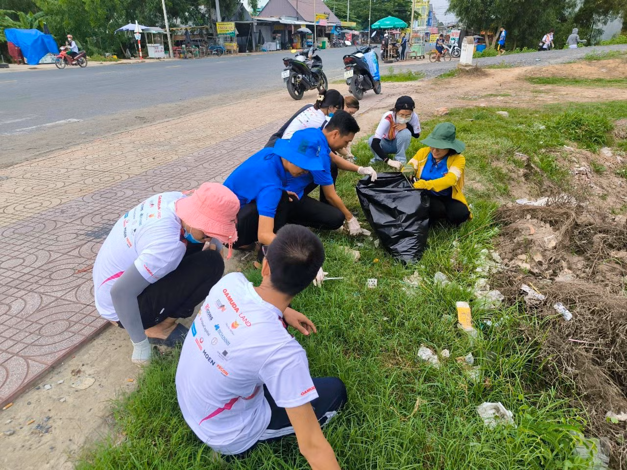 ĐVTN tham gia dọn dẹp vệ sinh môi trường.