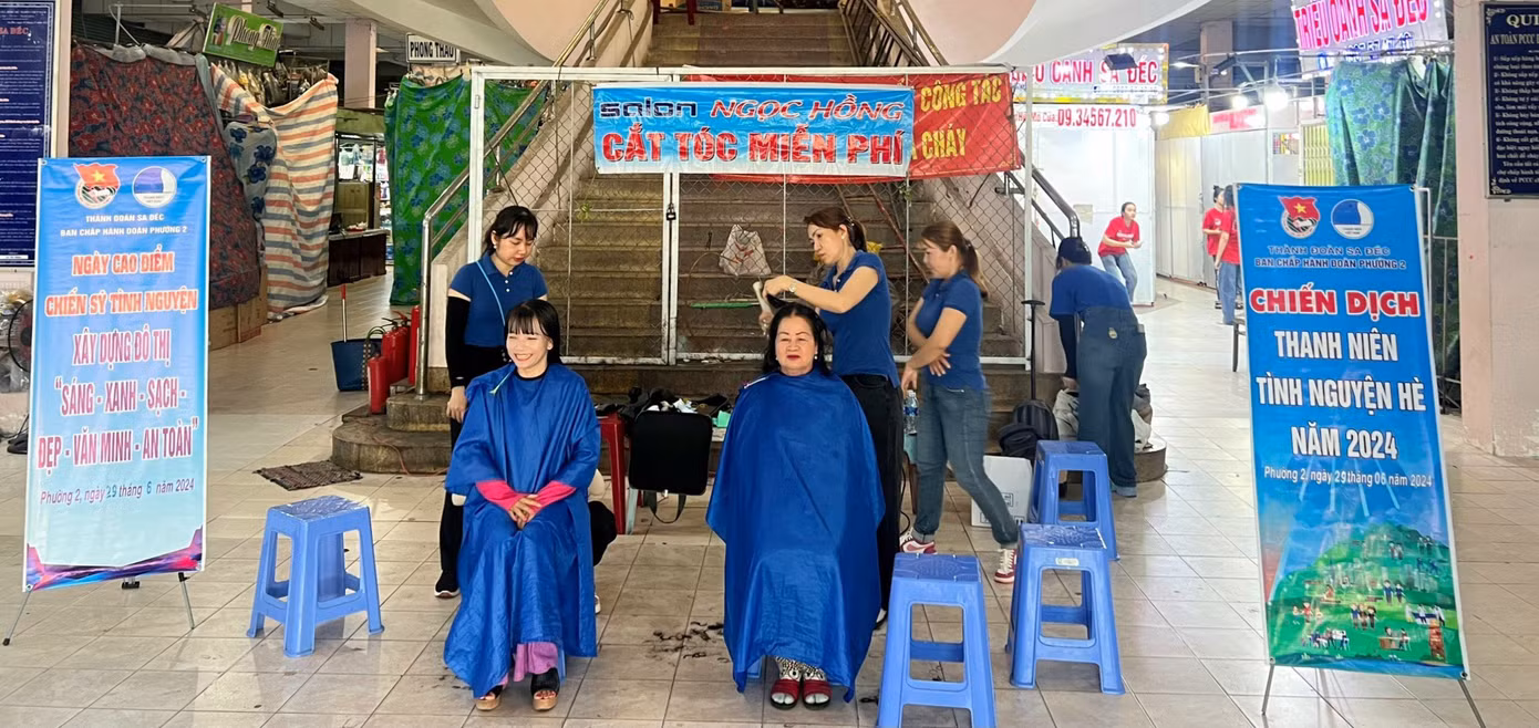 Hoạt động cắt tóc miễn phí cho người dân.