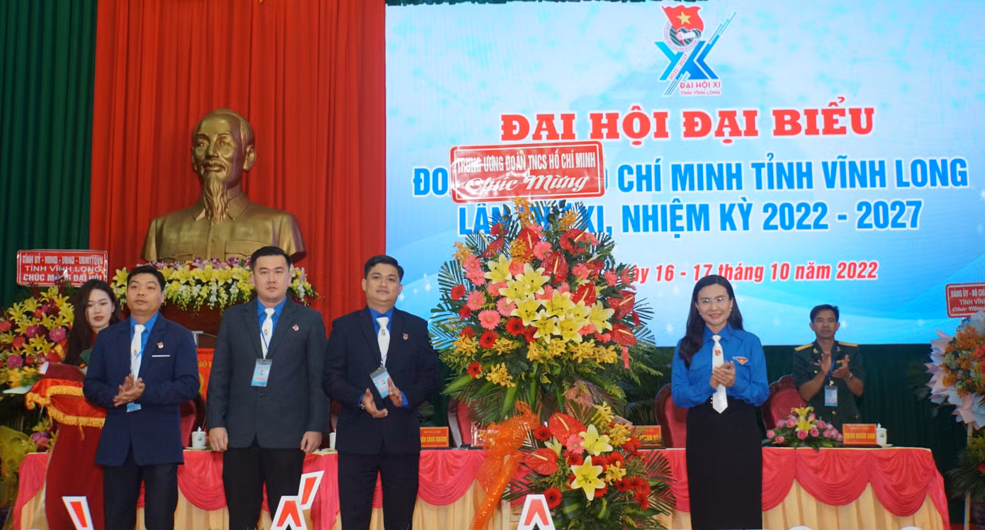 Bí thư Trung ương Đoàn tặng hoa chúc mừng Tỉnh Đoàn Vĩnh Long. Ảnh: Hòa Hội Bí thư Trung ương Đoàn tặng hoa chúc mừng Tỉnh Đoàn Vĩnh Long. Ảnh: Hòa Hội