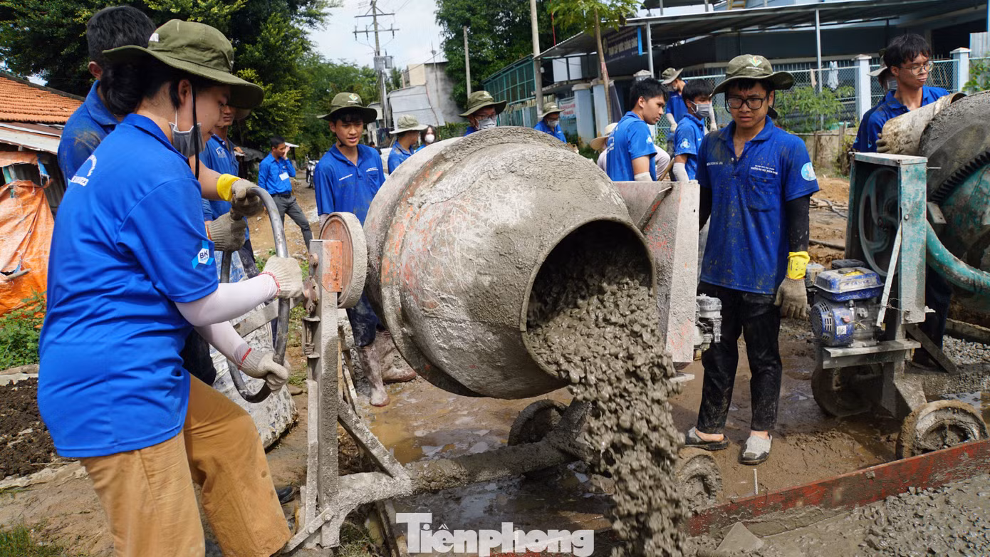 Các bạn trẻ nhiệt tình tham gia xây dựng nông thôn mới tại Đồng Tháp. Ảnh: Hòa Hội