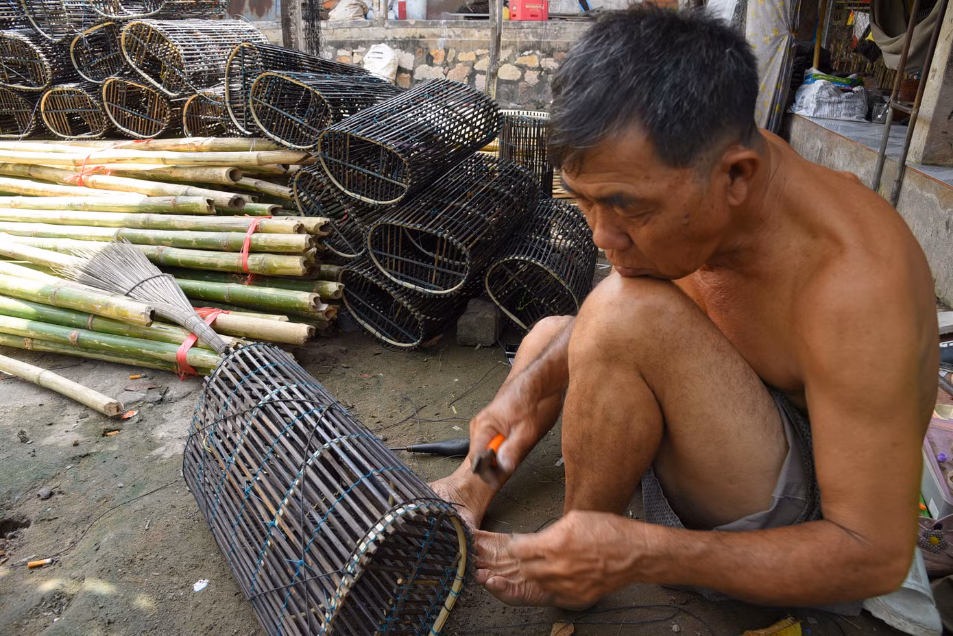 Ông Phan Văn Đỉnh ở ấp Bắc Đai, xã Nhơn Hội (An Phú, An Giang) làm lọp cua để bán cho người dân đánh bắt mùa lũ. Ảnh: Hòa Hội. Ông Phan Văn Đỉnh ở ấp Bắc Đai, xã Nhơn Hội (An Phú, An Giang) làm lọp cua để bán cho người dân đánh bắt mùa lũ. Ảnh: Hòa Hội.
