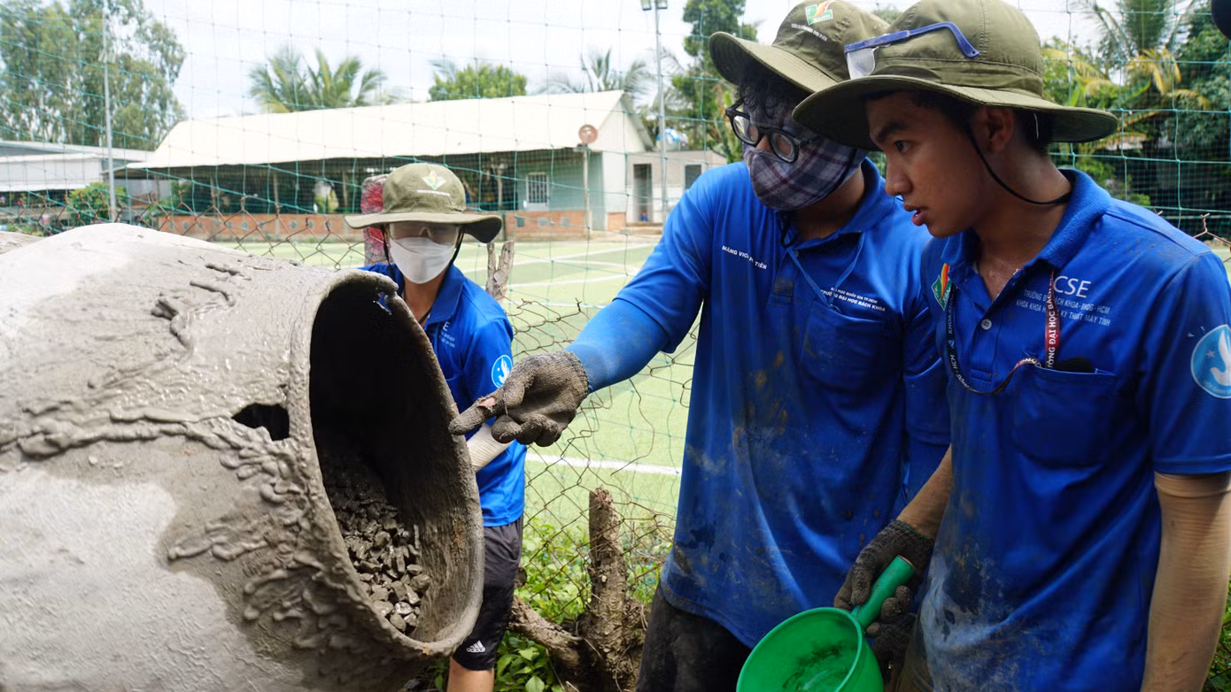 Sinh viên tình nguyện trường đại học Bách khoa TP.HCM đứng cối trộn hồ (máy trộn bê tông - PV) tại xã Tân Phước, huyện Tân Hồng, tỉnh Đồng Tháp. Sinh viên tình nguyện trường đại học Bách khoa TP.HCM đứng cối trộn hồ (máy trộn bê tông - PV) tại xã Tân Phước, huyện Tân Hồng, tỉnh Đồng Tháp.