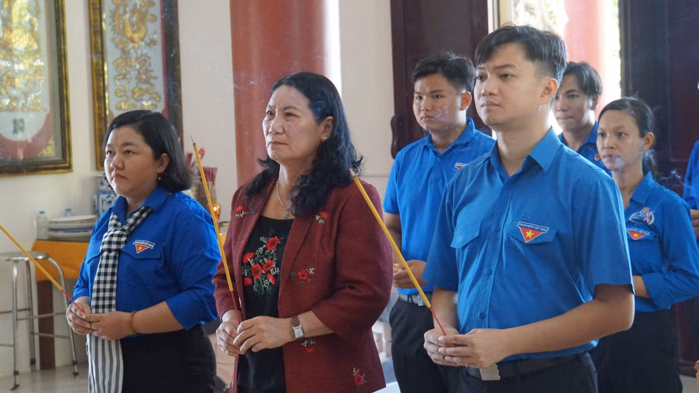 Anh Nguyễn Minh Triết cùng lãnh đạo UBND tỉnh Bến Tre dâng hương tại Đền thờ nữ tướng Nguyễn Thị Định (xã Lương Hòa, huyện Giồng Trôm, tỉnh Bến Tre). Ảnh: Hòa Hội Anh Nguyễn Minh Triết cùng lãnh đạo UBND tỉnh Bến Tre dâng hương tại Đền thờ nữ tướng Nguyễn Thị Định (xã Lương Hòa, huyện Giồng Trôm, tỉnh Bến Tre). Ảnh: Hòa Hội