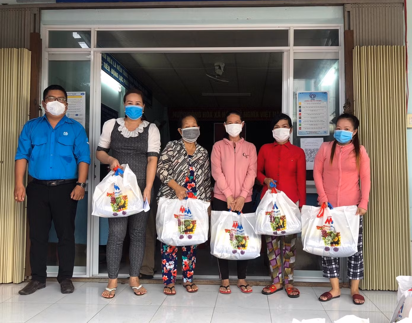 Anh Trần Việt Tuấn, Phó chủ tịch thường trực Hội LHTN Việt Nam TP Cần Thơ tặng quà cho công nhân tại quận Thốt Nốt.