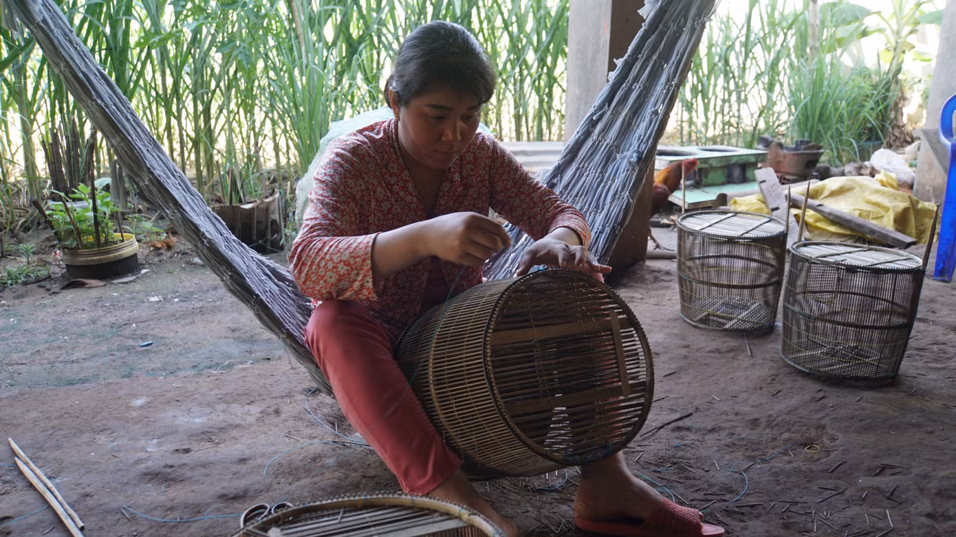 Chị Nguyễn Thị Kiều, 35 tuổi, có thâm niên trong nghề đan lọp cá linh gần 20 năm. Ảnh: Hòa Hội. Chị Nguyễn Thị Kiều, 35 tuổi, có thâm niên trong nghề đan lọp cá linh gần 20 năm. Ảnh: Hòa Hội.