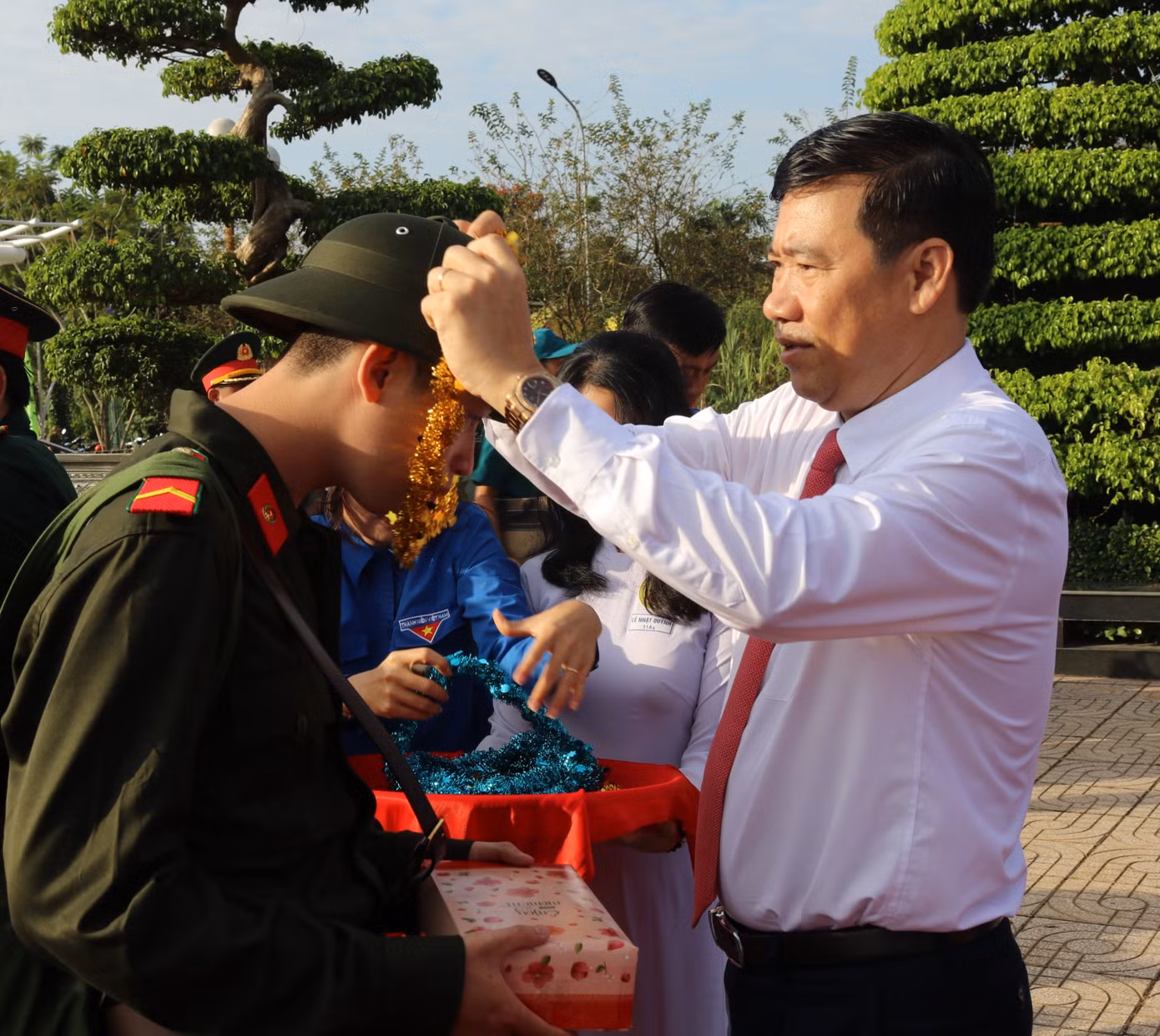 Chủ tịch UBND tỉnh Đồng Tháp động viên tân binh lên đường nhập ngũ
