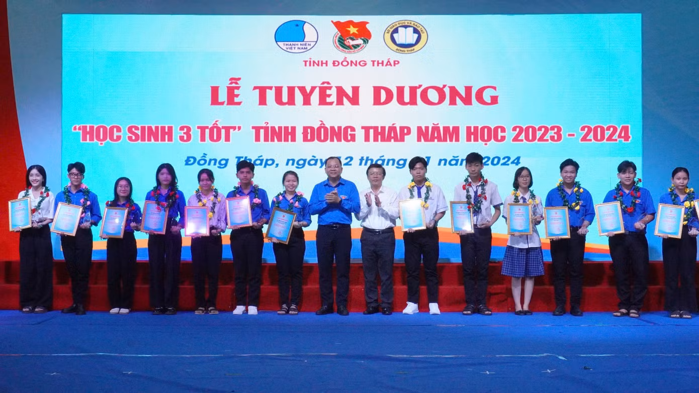 Anh Huỳnh Minh Thức - Bí thư Tỉnh Đoàn Đồng Tháp tuyên dương Học sinh 3 Tốt.