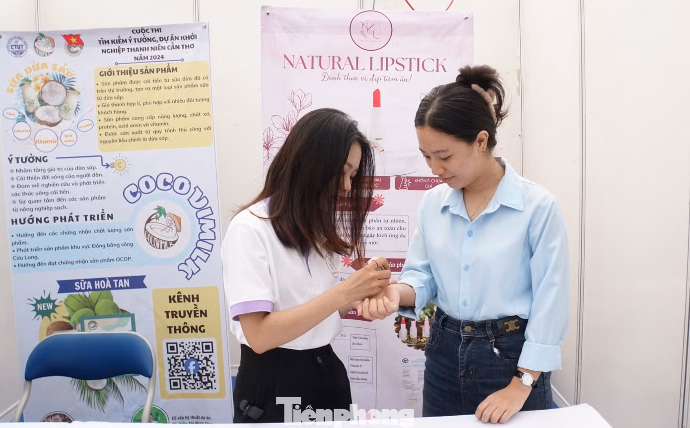 Bạn trẻ trải nghiệm sản phẩm son môi tại ngày hội. Ảnh: Hòa Hội