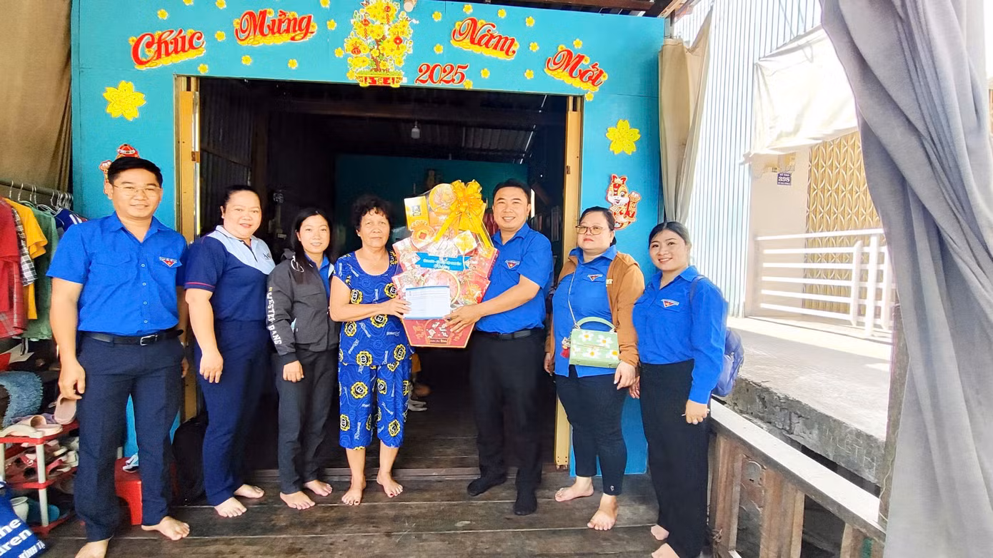 Tỉnh Đoàn An Giang tặng quà người dân.