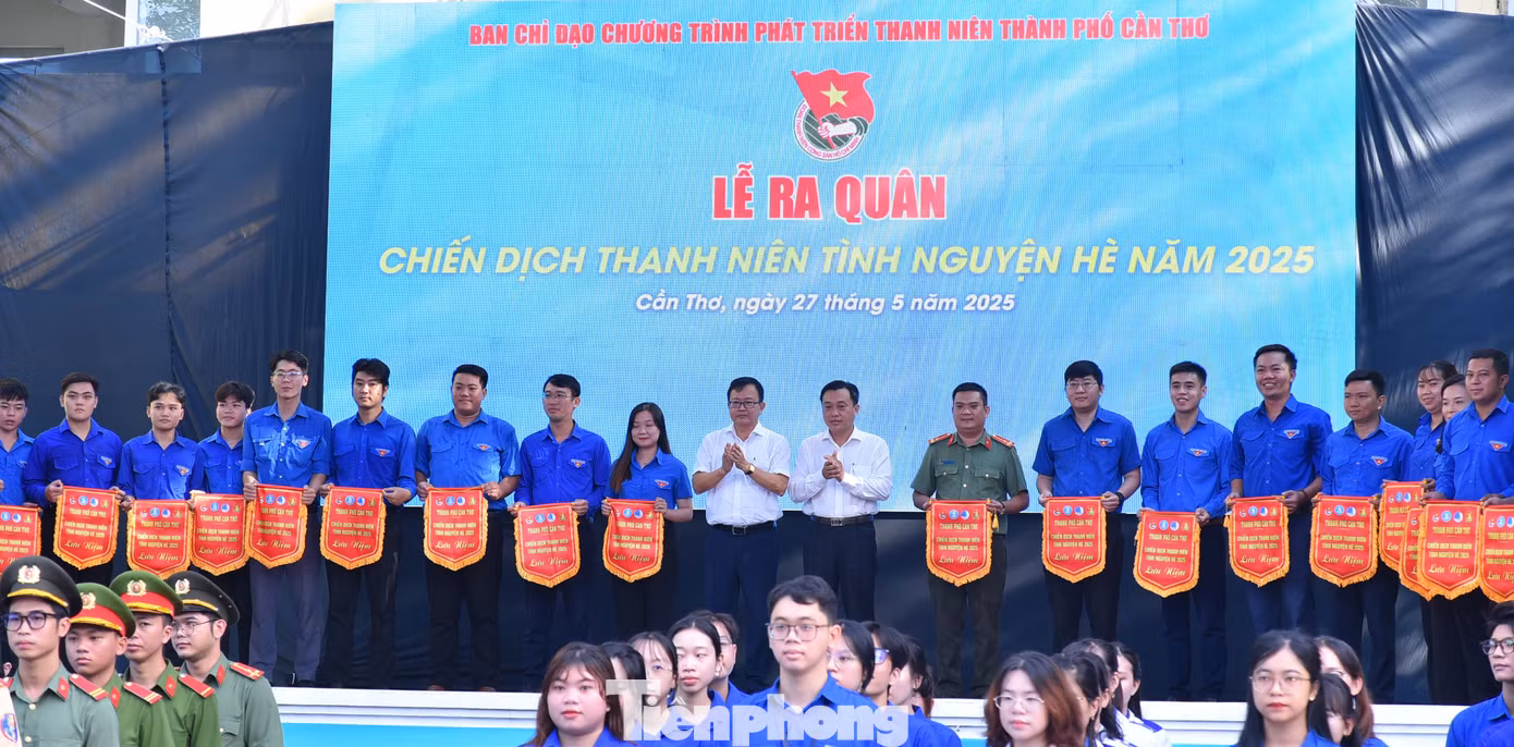 Lãnh đạo TP. Cần Thơ tặng cờ cho các đơn vị tham gia chiến dịch tình nguyện hè.