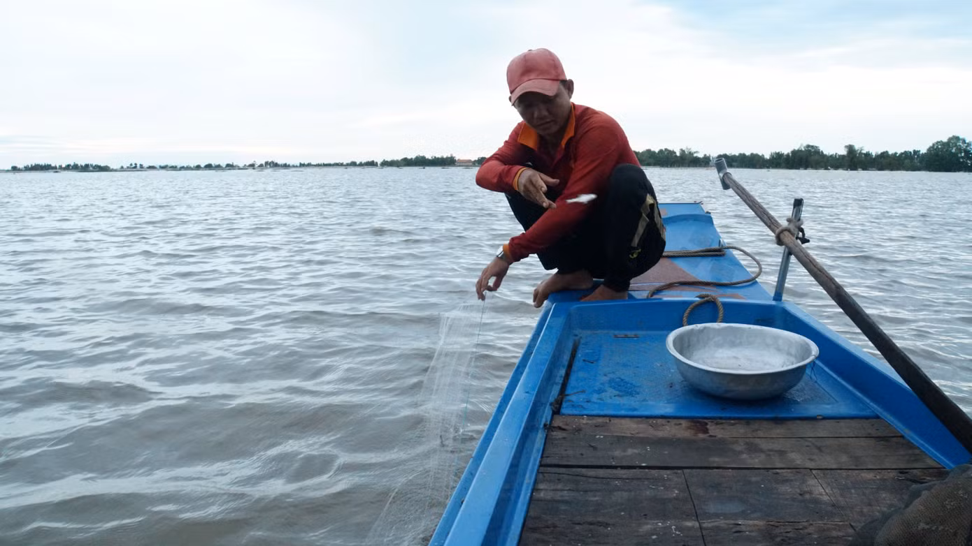 Những năm gần đây, mùa lũ ngày càng ít cá, do khắp các đồng dớn, lưới dày đặc, lớp này sang lớp khác, chưa kể ghe cào, đánh bắt xung điện nên nguồn lợi thủy sản ngày càng cạn kiệt, cũng giống như lũ về miền đồng bằng ngày càng ít do thủy điện thượng nguồn chặn dòng. Ảnh: Hòa Hội. Những năm gần đây, mùa lũ ngày càng ít cá, do khắp các đồng dớn, lưới dày đặc, lớp này sang lớp khác, chưa kể ghe cào, đánh bắt xung điện nên nguồn lợi thủy sản ngày càng cạn kiệt, cũng giống như lũ về miền đồng bằng ngày càng ít do thủy điện thượng nguồn chặn dòng. Ảnh: Hòa Hội.