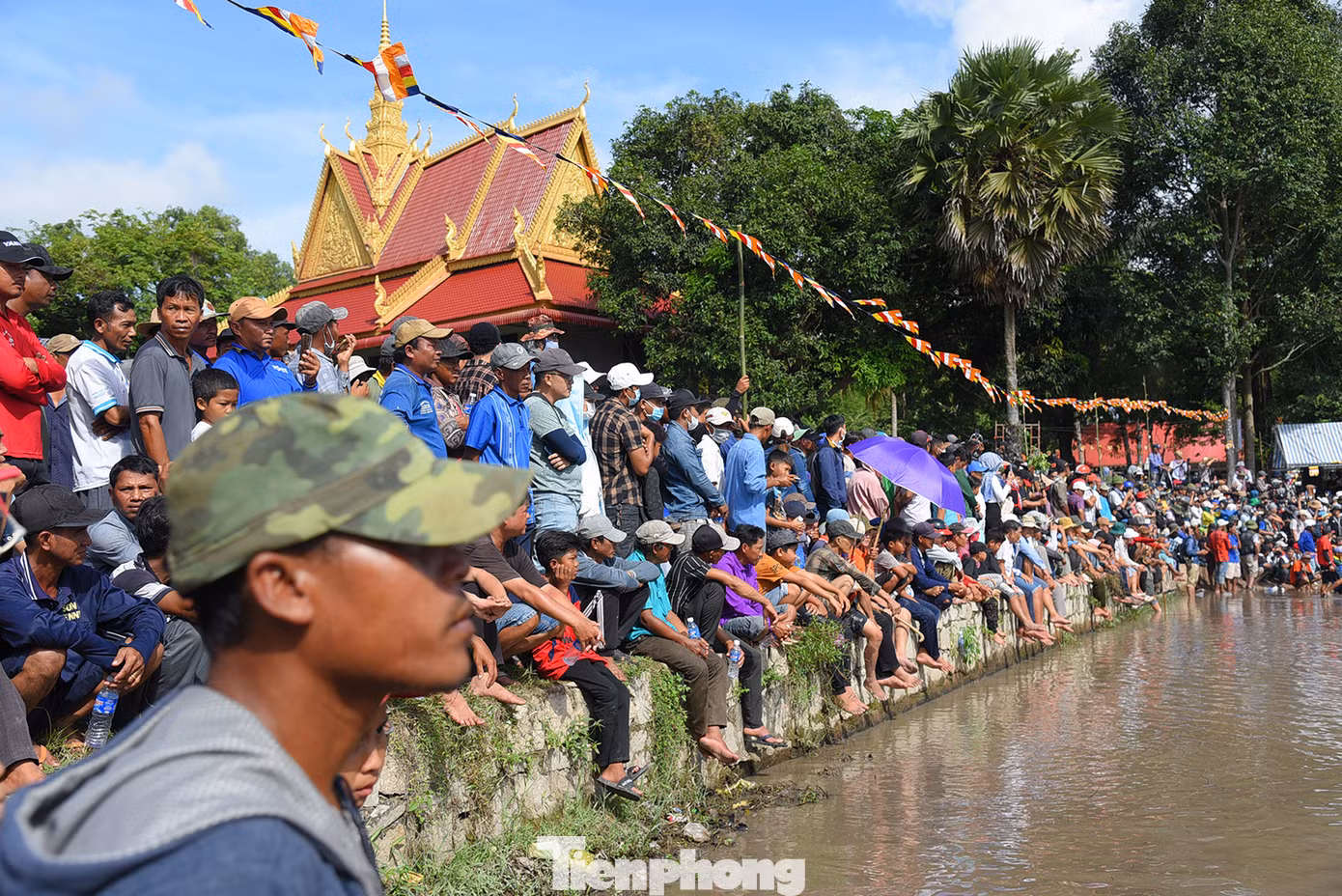 Từ sáng sớm, hàng nghìn người từ khắp nơi đổ về sân đua bò chùa Rô (xã An Cư) để cổ vũ cho các đội đua bò. Ảnh: Hoà Hội.