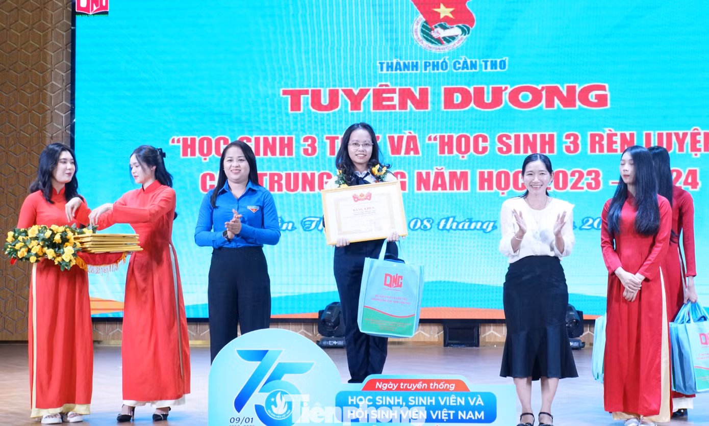 Tuyên dương học sinh 3 tốt và Học sinh 3 rèn luyện. Ảnh: Hòa Hội