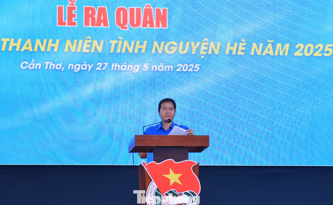 Bà Nguyễn Thị Ngọc Điệp - Phó Chủ tịch UBND TP. Cần Thơ phát biểu tại Lễ ra quân tình nguyện hè năm 2025 của thanh niên Cần Thơ.