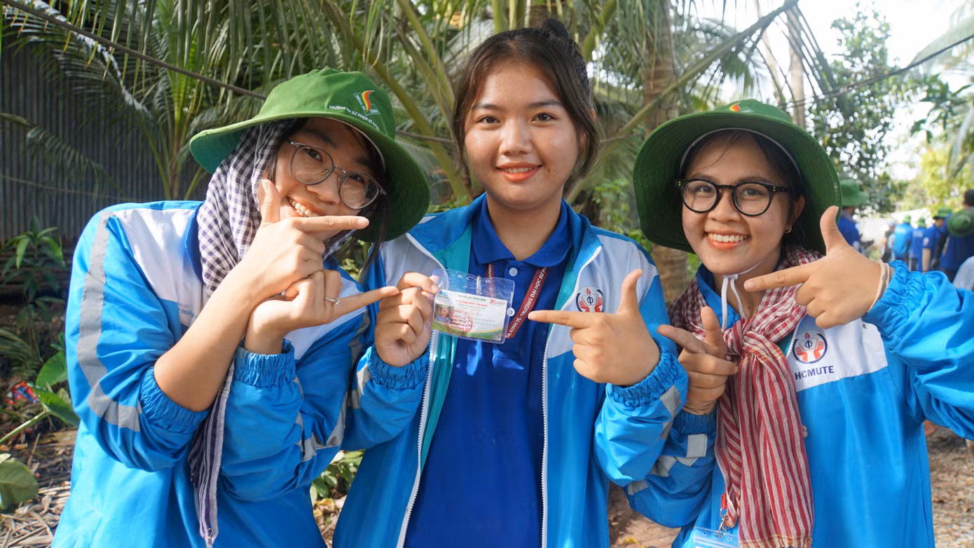 Huỳnh Ngọc Minh, sinh viên năm 2 ngành Quản lý Công nghiệp (giữa) chia sẻ: “Em sẽ cố gắng lan tỏa nhiều năng lượng tích cực, cùng hòa mình vào việc góp sức xây dựng quê hương”. Ảnh: Hòa Hội Huỳnh Ngọc Minh, sinh viên năm 2 ngành Quản lý Công nghiệp (giữa) chia sẻ: “Em sẽ cố gắng lan tỏa nhiều năng lượng tích cực, cùng hòa mình vào việc góp sức xây dựng quê hương”. Ảnh: Hòa Hội