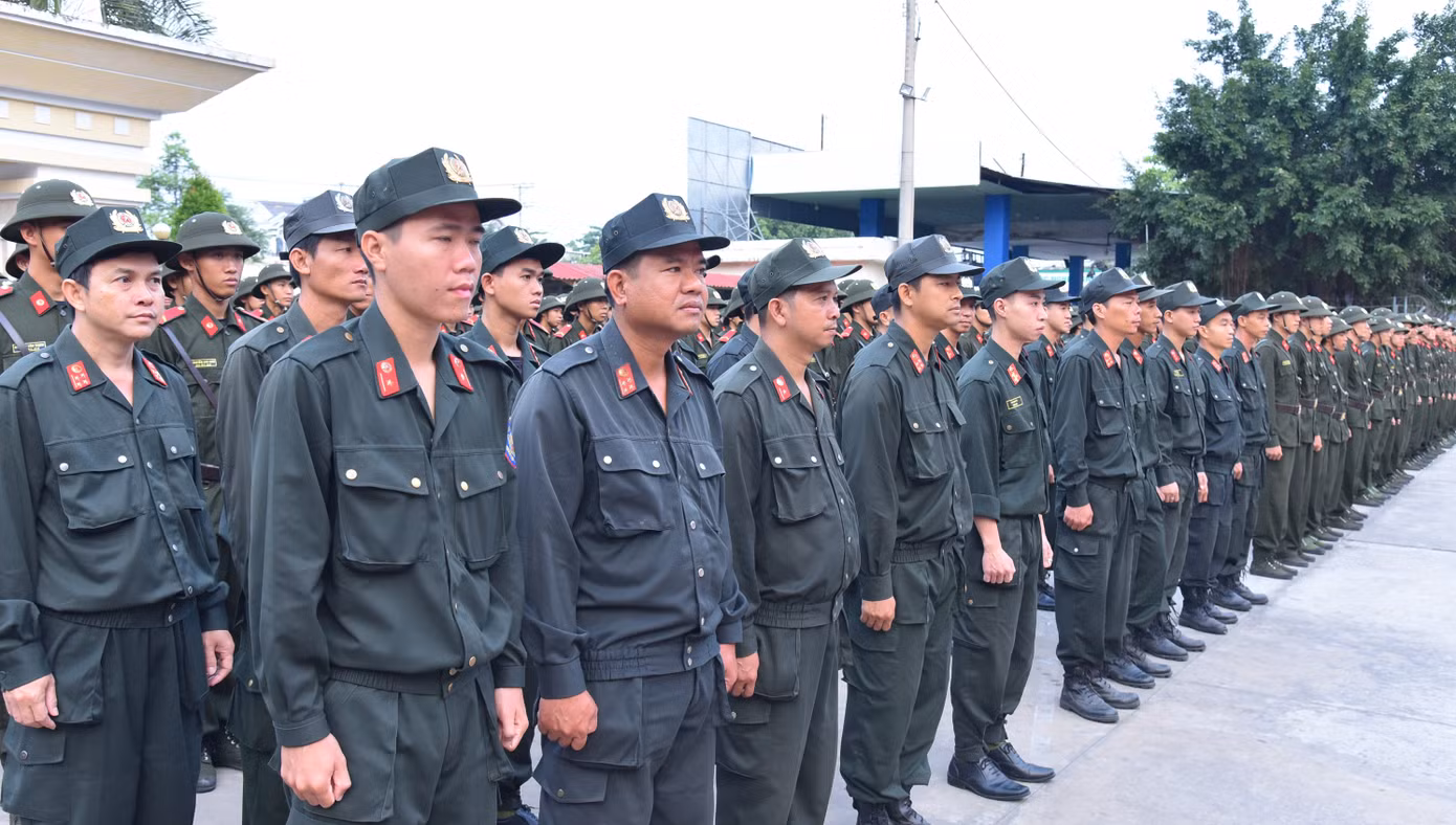 Chiến sĩ Trung đoàn Cảnh sát cơ động Tây Nam Bộ tham gia Chủ Nhật Đỏ. Ảnh: Hòa Hội