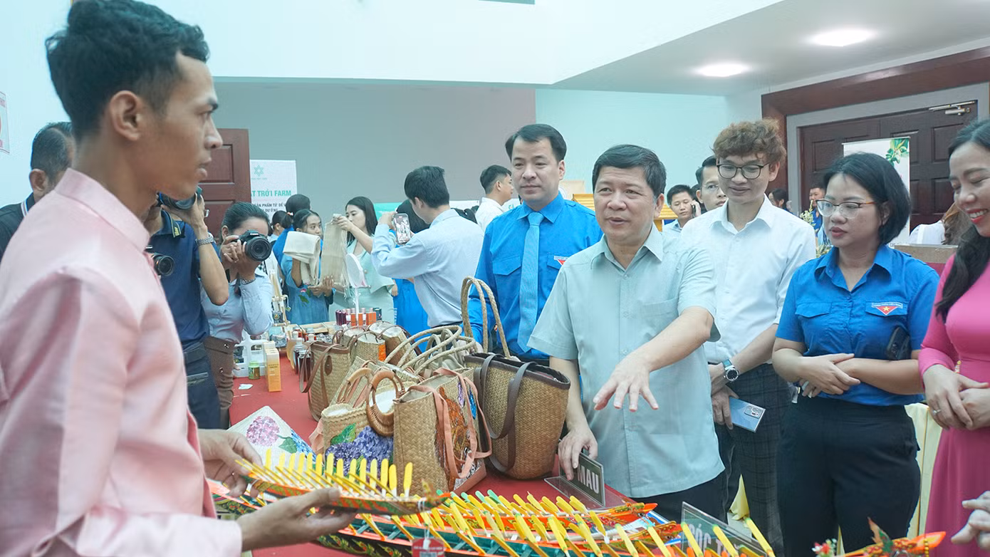 Lãnh đạo Trung ương, địa phương tham quan sản phẩm khởi nghiệp. Ảnh: Hòa Hội