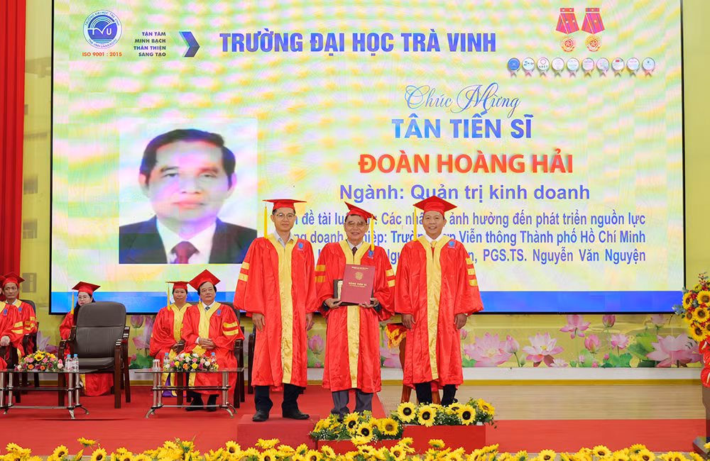 Tiến sĩ Đoàn Hoàng Hải nhận bằng tốt nghiệp.