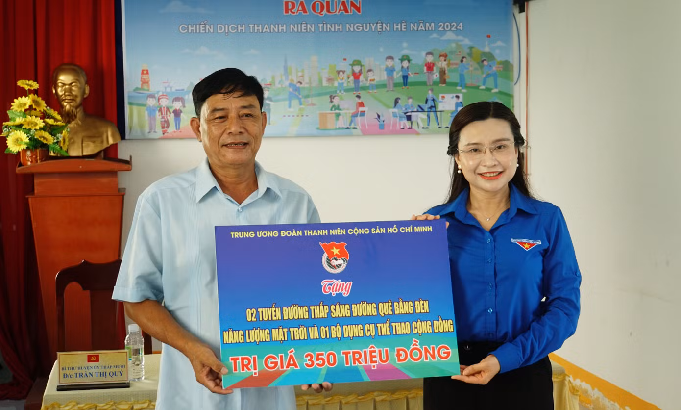 Chị Nguyễn Phạm Duy Trang - Bí thư Trung ương Đoàn trao tặng 2 tuyến đường thắp sáng và bộ dụng cụ thể thao trị giá 350 triệu đồng cho xã Tân Kiều. Ảnh: Hòa Hội Chị Nguyễn Phạm Duy Trang - Bí thư Trung ương Đoàn trao tặng 2 tuyến đường thắp sáng và bộ dụng cụ thể thao trị giá 350 triệu đồng cho xã Tân Kiều. Ảnh: Hòa Hội