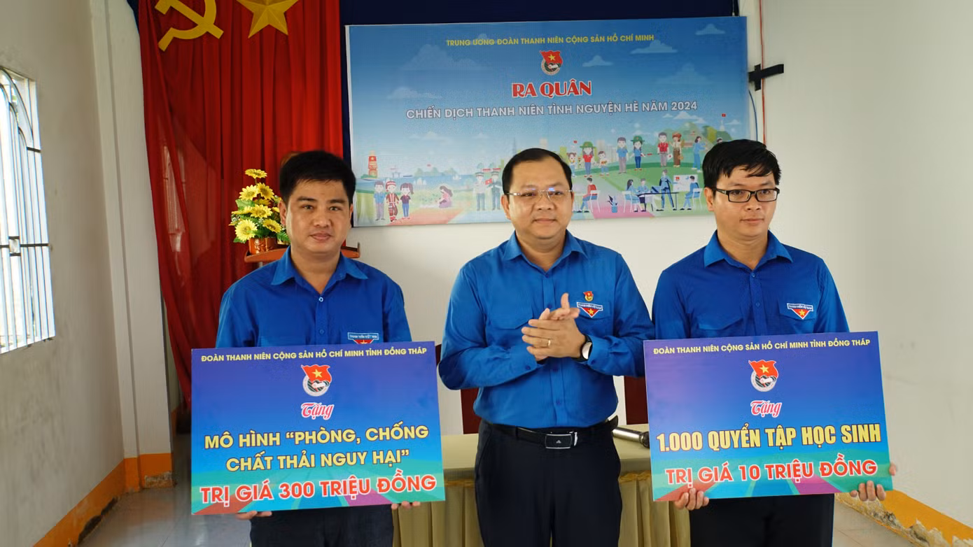 Anh Huỳnh Minh Thức - Bí thư Tỉnh Đoàn Đồng Tháp trao tặng mô hình phòng chống chất thải nguy hại và vở cho huyện Đoàn Tháp Mười. Ảnh: Hòa Hội Anh Huỳnh Minh Thức - Bí thư Tỉnh Đoàn Đồng Tháp trao tặng mô hình phòng chống chất thải nguy hại và vở cho huyện Đoàn Tháp Mười. Ảnh: Hòa Hội