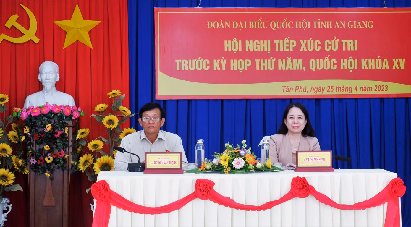 Phó Chủ tịch nước tiếp xúc cử tri tại huyện Châu Thành, tỉnh An Giang. (Ảnh: An Bình)