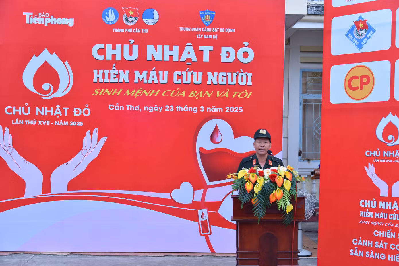 Thượng tá Văng Thành Ngôn - Phó Trung đoàn Trưởng Trung đoàn Cảnh sát Cơ động Tây Nam Bộ phát biểu tại sự kiện. Ảnh: Hòa Hội