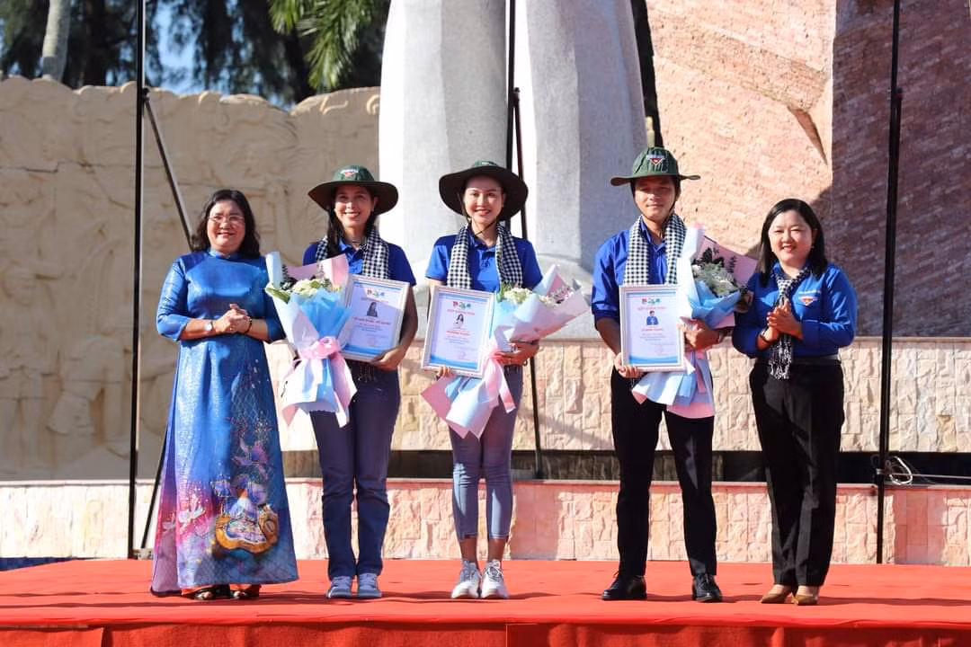 Quyền Bí thư Tỉnh ủy Bến Tre - Hồ Thị Hoàng Yến và chị Lâm Như Quỳnh - Bí thư Tỉnh Đoàn trao chứng nhận danh hiệu Đại sứ tình nguyện của Chiến dịch Thanh niên tình nguyện hè tỉnh Bến Tre 2024 cho các đại sứ.