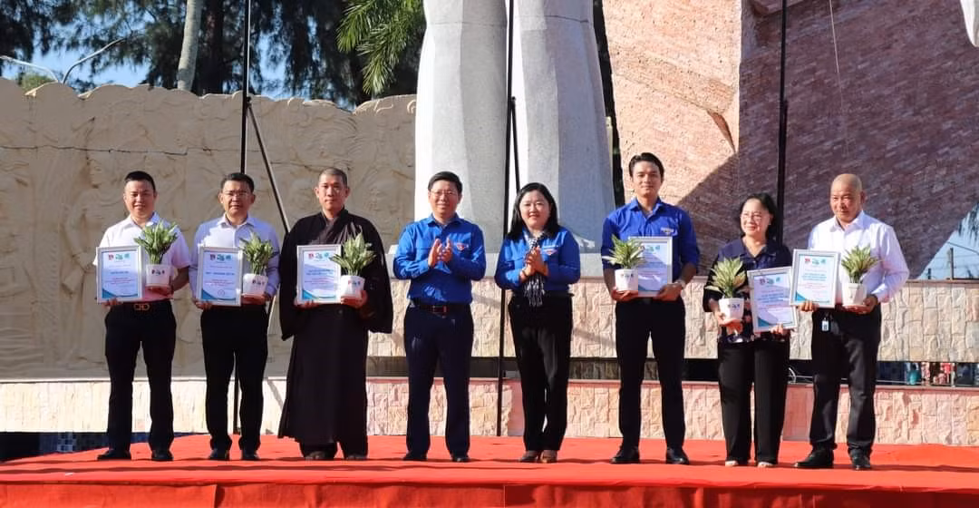 Ông Trần Thanh Lâm - Phó Bí thư Thường trực Tỉnh ủy Bến Tre và chị Lâm Như Quỳnh - Bí thư Tỉnh đoàn, Phó Trưởng ban thường trực Ban Chỉ đạo Chiến dịch tỉnh Bến Tre trao thư cảm ơn và quà cho các đơn vị đồng hành, hỗ trợ chiến dịch.