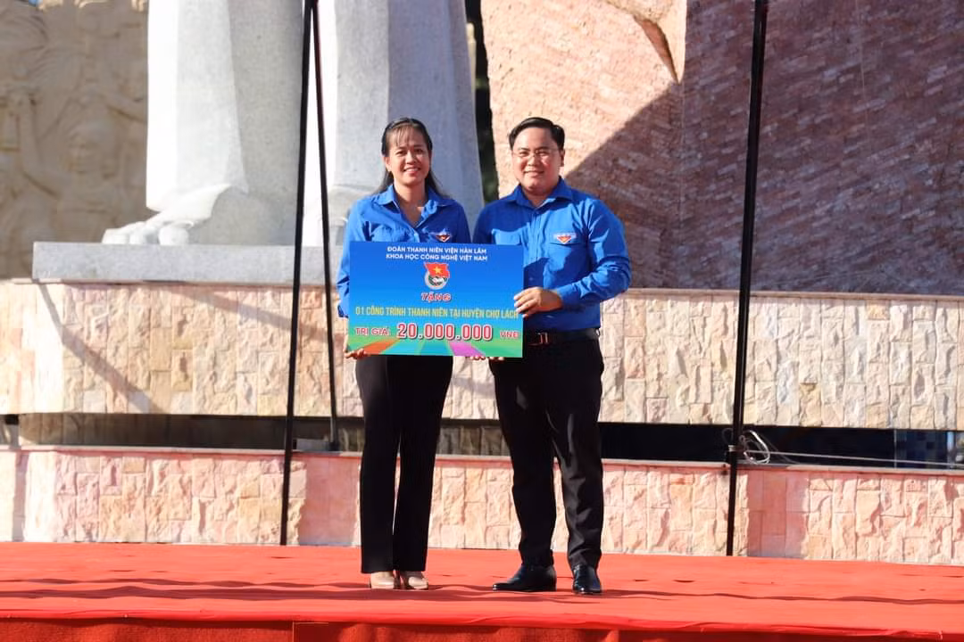 Anh Phan Thanh Trẻ - Phó Bí thư Tỉnh Đoàn Bến Tre thay mặt Trường ĐH Ngoại thương cơ sở 2 tại TP.HCM trao bảng tượng trưng tặng 1 công trình Thắp sáng đường quê tại huyện Chợ Lách.