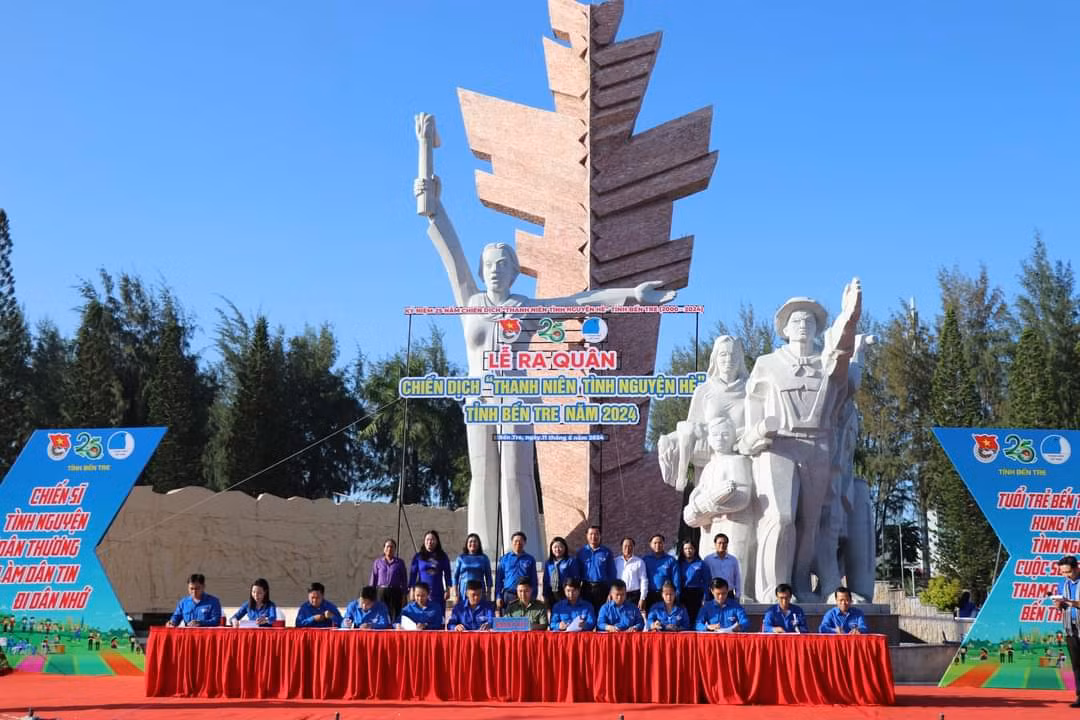 Huyện Đoàn cấp huyện và tương đương ký kết thi đua thực hiện các công trình, phần việc cao điểm chào mừng kỷ niệm 25 năm Chiến dịch Thanh niên tình nguyện hè tỉnh Bến Tre.