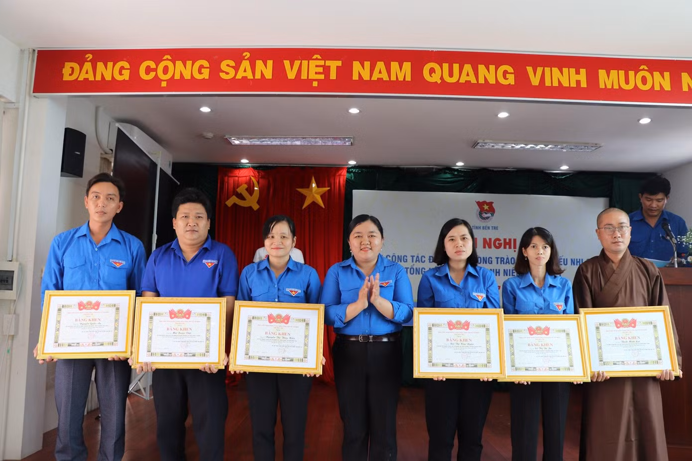 Chị Lâm Như Quỳnh, Phó Bí thư Tỉnh đoàn Bến Tre tặng bằng khen cho các cá nhân Chị Lâm Như Quỳnh, Phó Bí thư Tỉnh đoàn Bến Tre tặng bằng khen cho các cá nhân