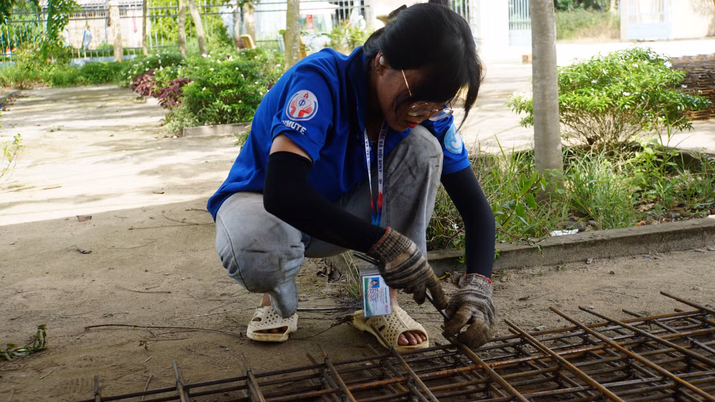 Đỗ Phương Thảo, sinh viên năm nhất, ngành Công nghệ chế tạo máy (Trường đại học Sư phạm kỹ thuật TP.HCM) đang cột dĩ sắt (buộc khung sắt đổ bê tông - PV) chuẩn bị làm đường nông thôn tại UBND xã Tân Phú. Đội của Thảo dự kiến làm 700 mét đường nông thôn theo tiêu chuẩn nông thôn mới (rộng 3,5m) trong thời gian 21 ngày. Ảnh: Hòa Hội Đỗ Phương Thảo, sinh viên năm nhất, ngành Công nghệ chế tạo máy (Trường đại học Sư phạm kỹ thuật TP.HCM) đang cột dĩ sắt (buộc khung sắt đổ bê tông - PV) chuẩn bị làm đường nông thôn tại UBND xã Tân Phú. Đội của Thảo dự kiến làm 700 mét đường nông thôn theo tiêu chuẩn nông thôn mới (rộng 3,5m) trong thời gian 21 ngày. Ảnh: Hòa Hội