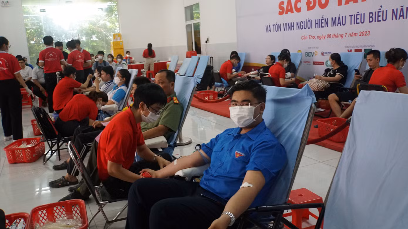 Đông đảo cán bộ, đoàn viên, thanh niên tham gia hiến máu tình nguyện. Ảnh: Hòa Hội