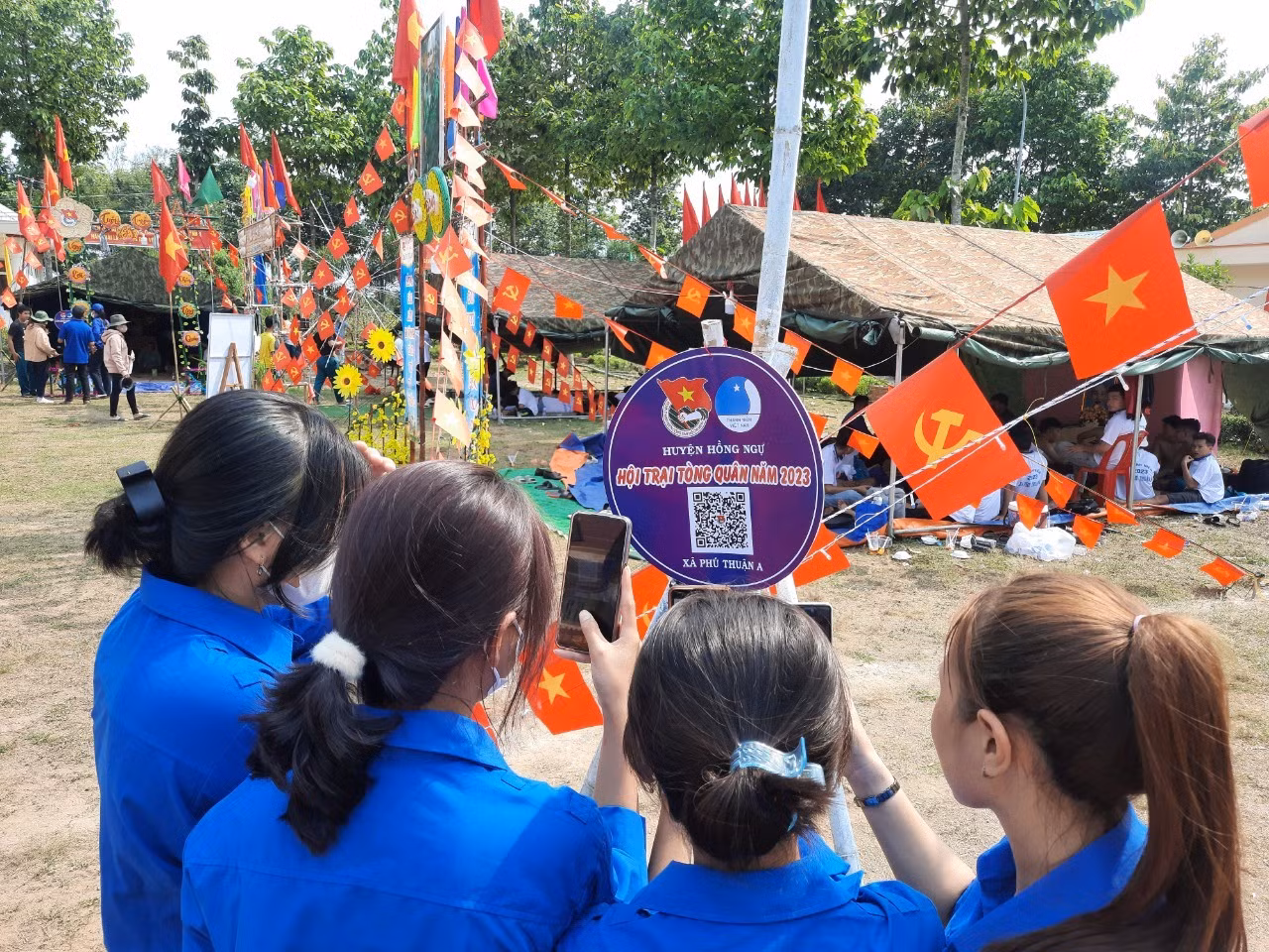 Đoàn viên thanh niên huyện Hồng Ngự quét mã QR tại hội trại tòng quân