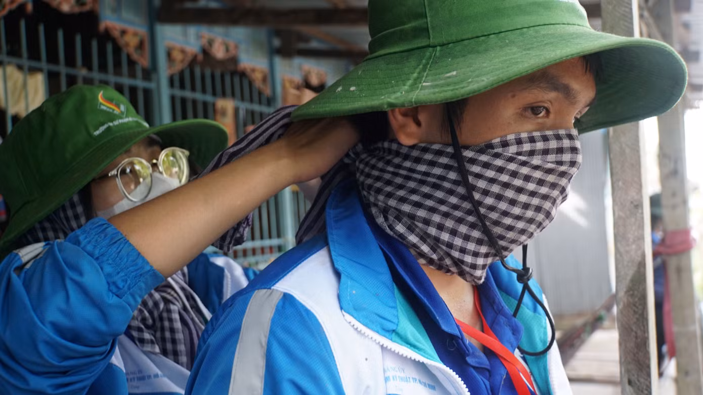 Các chiến sĩ tình nguyện dùng khăn che mặt để tránh bụi, tránh nắng. Ảnh: Hòa Hội Các chiến sĩ tình nguyện dùng khăn che mặt để tránh bụi, tránh nắng. Ảnh: Hòa Hội