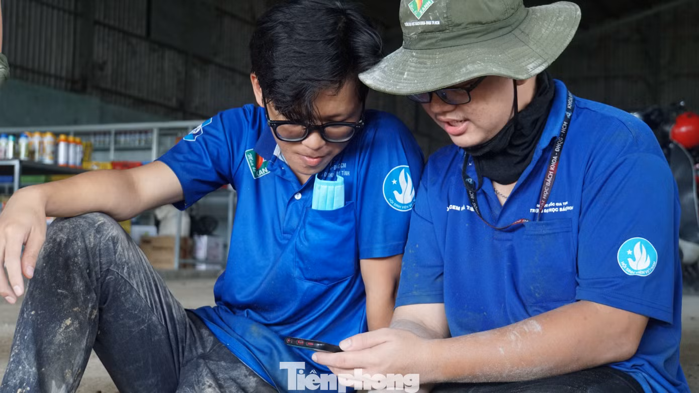 Chiến sĩ thư giãn sau thời gian làm việc. Ảnh: Hòa Hội